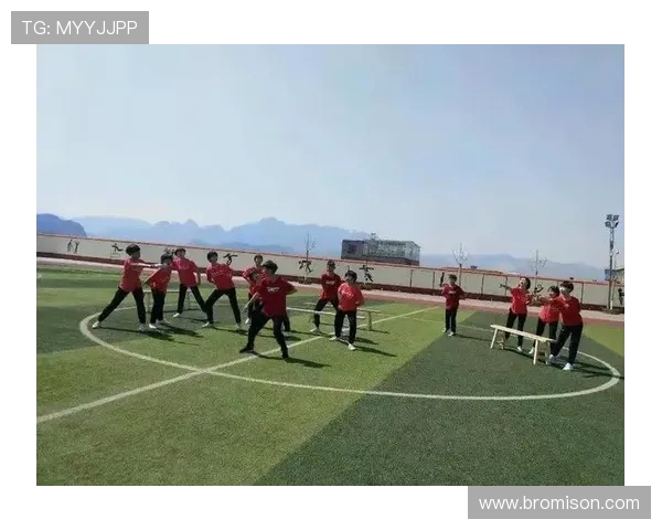 杨芳专访：从绿茵场到人生舞台的足球旅程回顾与展望