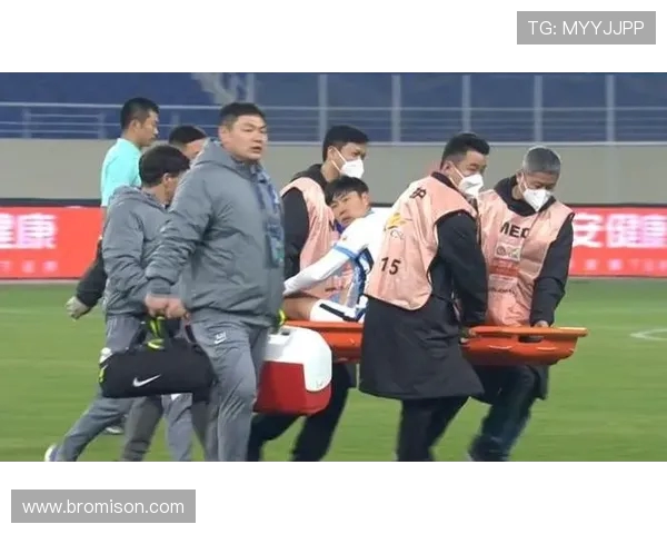 深圳队与大连人比赛中意外担架事件引发的思考与讨论