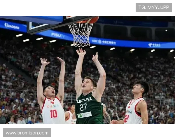 男篮蓝队迎战立陶宛全力争胜展现团队实力与战术配合
