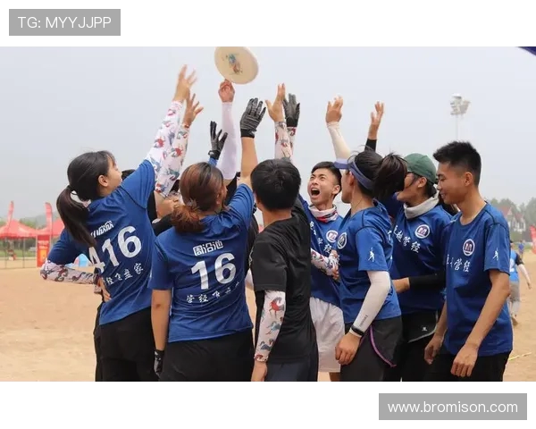 重庆飞盘队的成长之路与攀岩联赛的精彩瞬间